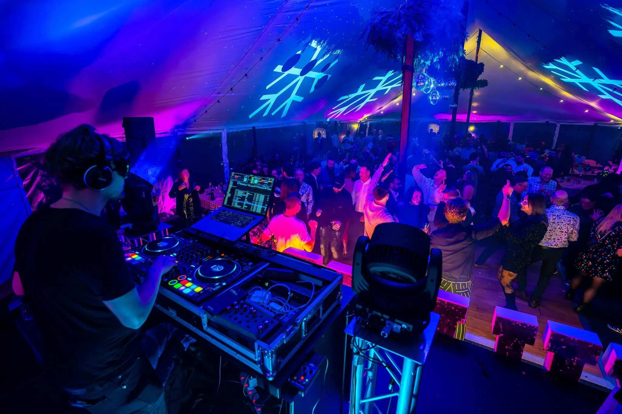 WHAT EQUIPMENT DOES A DJ BRING